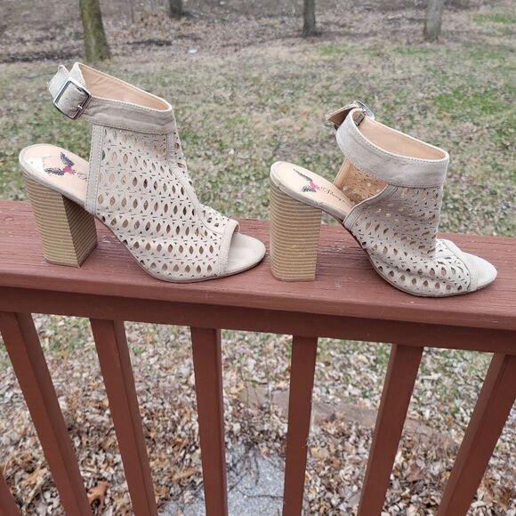Penny Loves Kenny Beige Laser Cut Open Toe Stacked Heel Sandals Size 8.5 - Picture 5 of 12